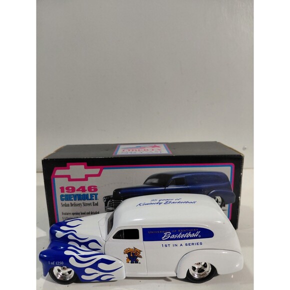SpecCast 20532 DieCast University Kentucky UK 1946 Chevrolet Sedan Delivery +Box - Picture 2 of 12